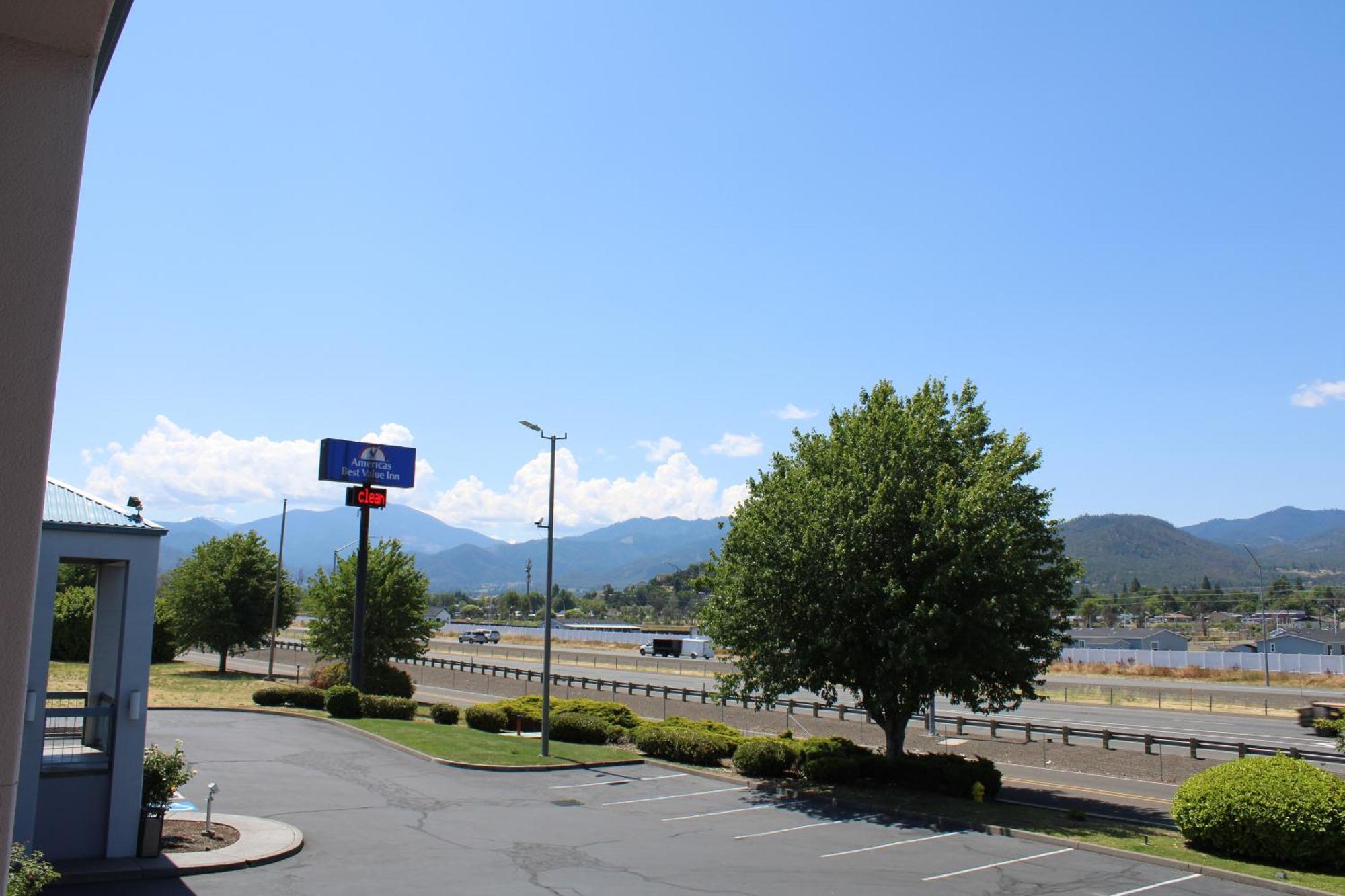 Americas Best Value Inn Phoenix Medford Фінікс Екстер'єр фото